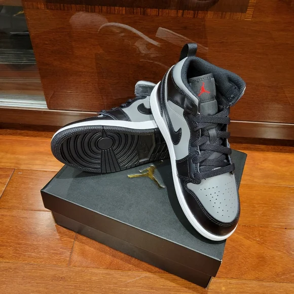 New Nike Air Jordan 1 Mid "Shadow" Kids Sneakers - Picture 4 of 10